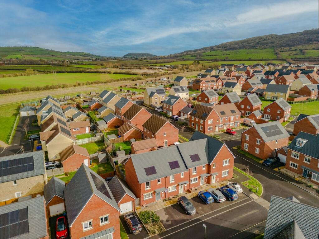 2 bedroom end of terrace house for sale in Harrow Drive, Cleeve