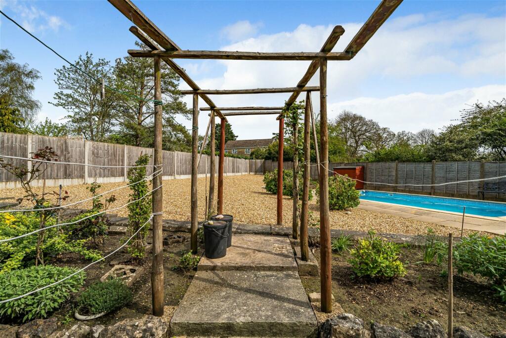 Additional property image - Treetops, Leystone Close, Frome BA11 2JY