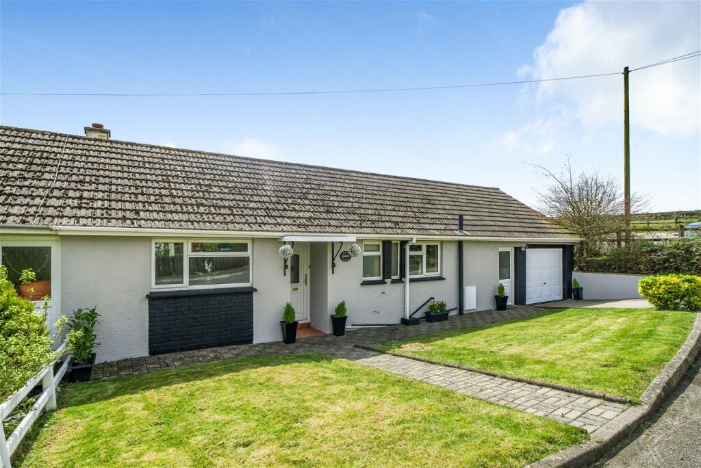 2 bedroom semidetached bungalow for sale in Trevendon, Venterdon