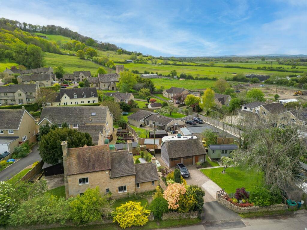 3 bedroom detached house for sale in Teddington, Tewkesbury, GL20