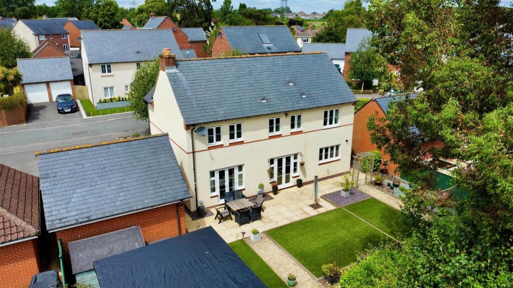 4 bedroom detached house for sale in Acer Crescent, Almondsbury