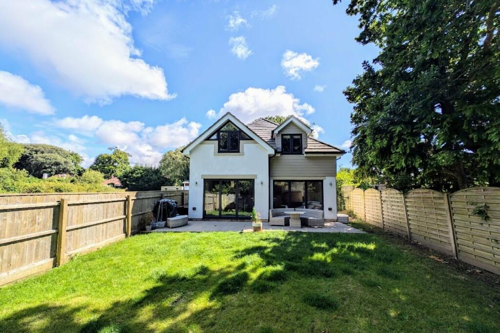 4 bedroom detached house for sale in Ringwood Road, Walkford