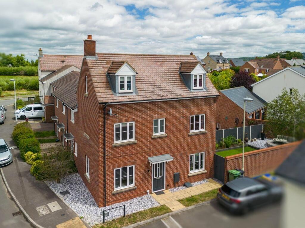4 bedroom end of terrace house for sale in Whitstone Rise, Hardwicke