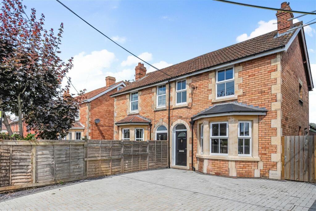 3 bedroom semidetached house for sale in Sandridge Road, Melksham, SN12