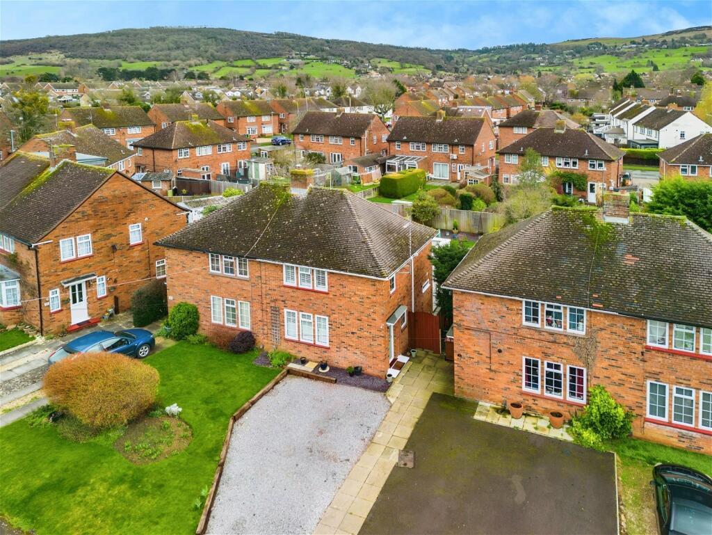 2 bedroom semidetached house for sale in Courtiers Drive,