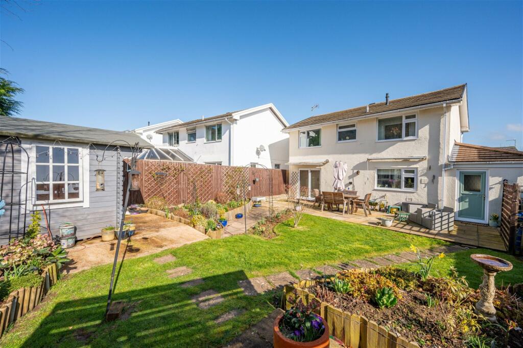 4 bedroom detached house for sale in Elm Drive, Llanellen, NP7