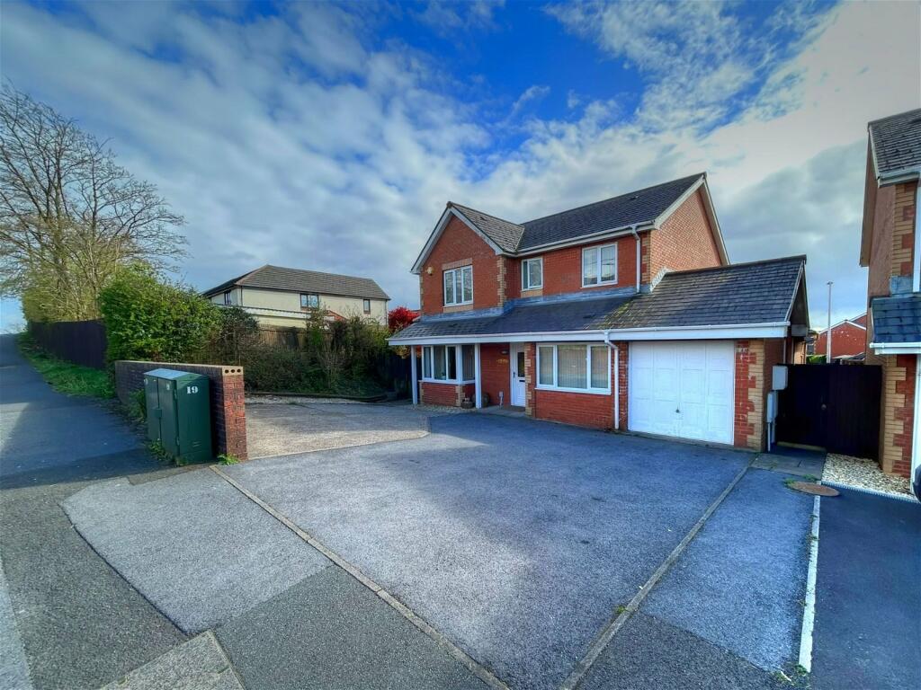 4 bedroom detached house for sale in Maes Derwen, Black Lion Road