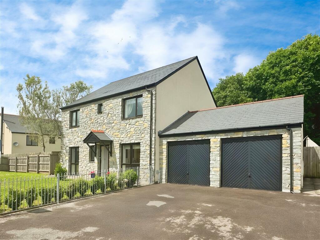 4 bedroom detached house for sale in Duffryn Oaks Drive, Pencoed