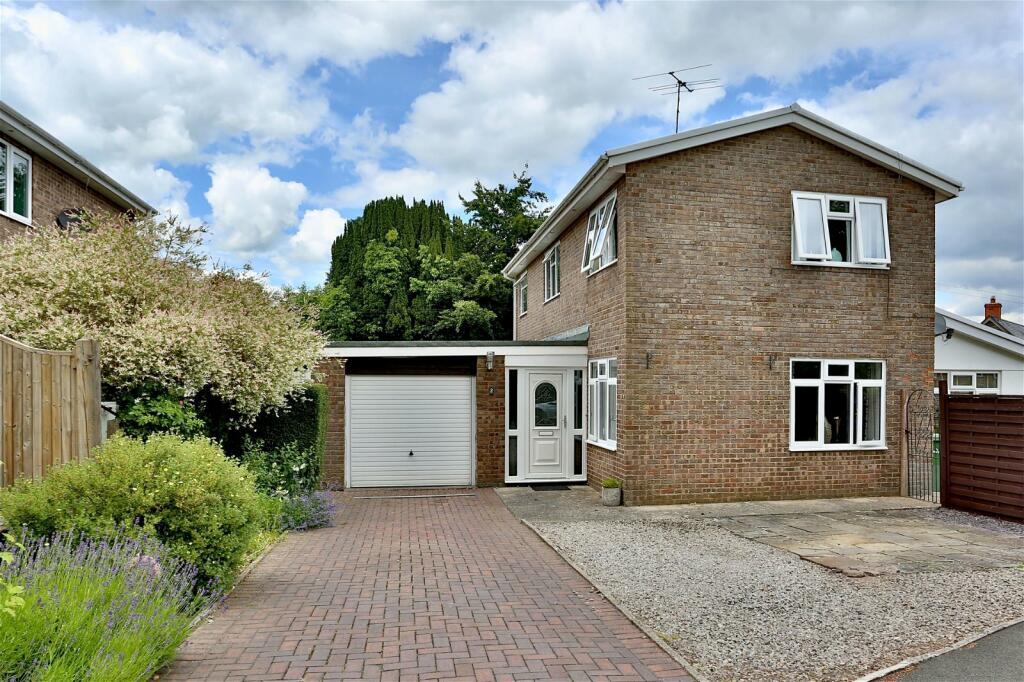 3 bedroom detached house for sale in Church Close, Llangynidr