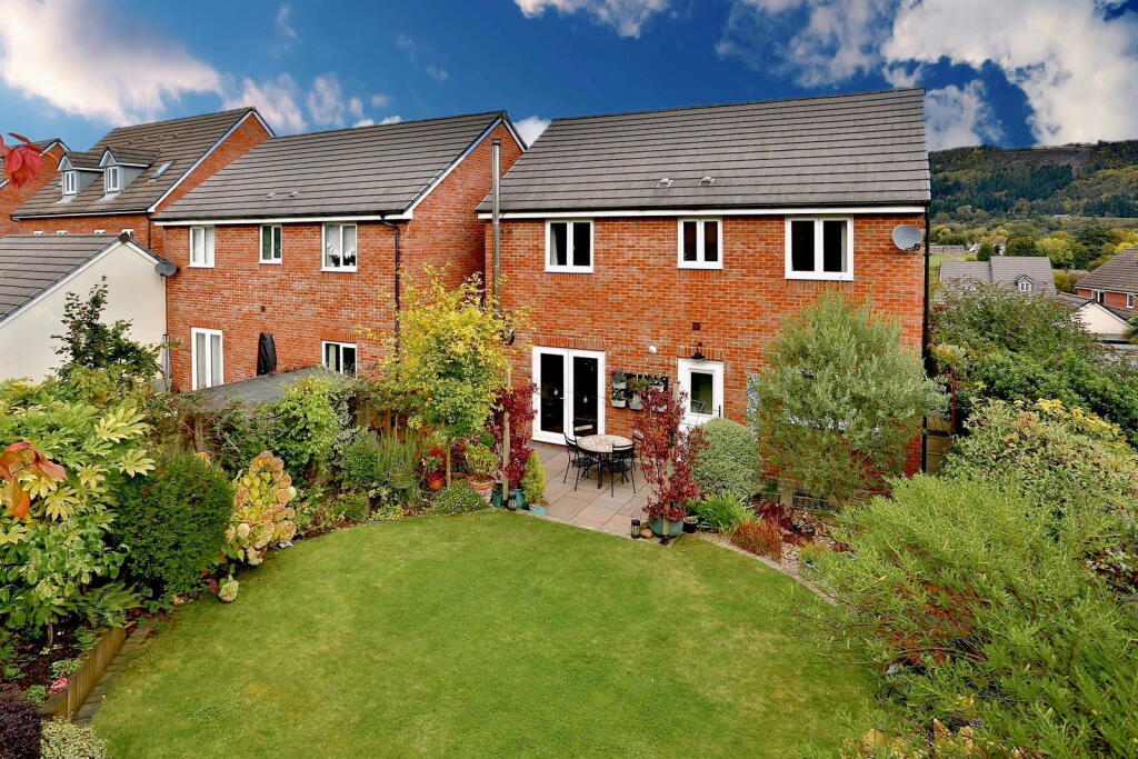 4 bedroom detached house