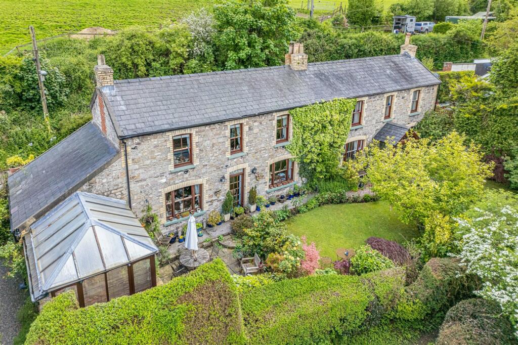 5 bedroom detached house for sale in Fair View, Clydach, NP7