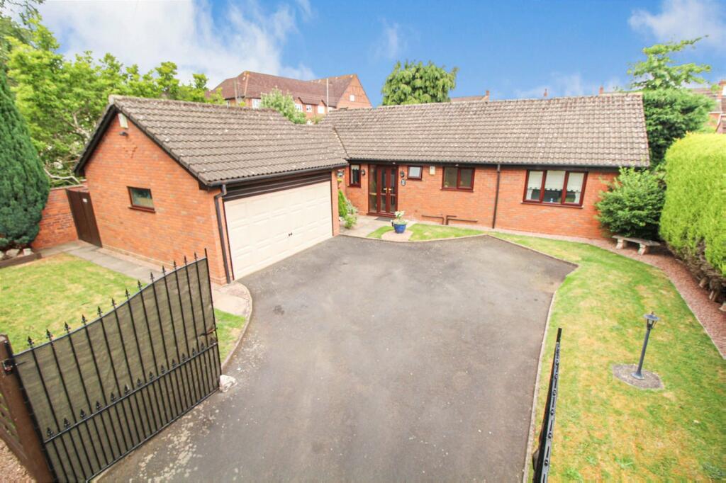 3 bedroom detached bungalow for sale in Fairfield Lane, Wolverley