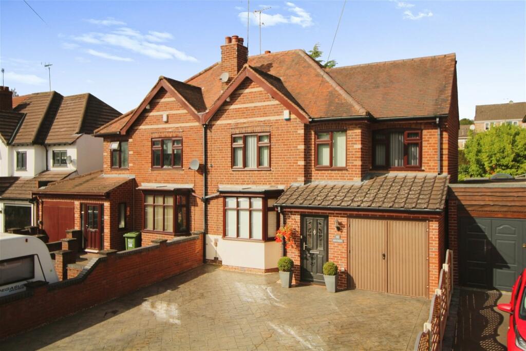 4 bedroom semidetached house for sale in Wolverhampton Road