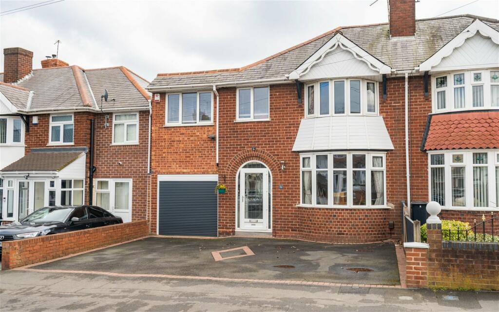 4 bedroom semidetached house for sale in Summerfields Avenue