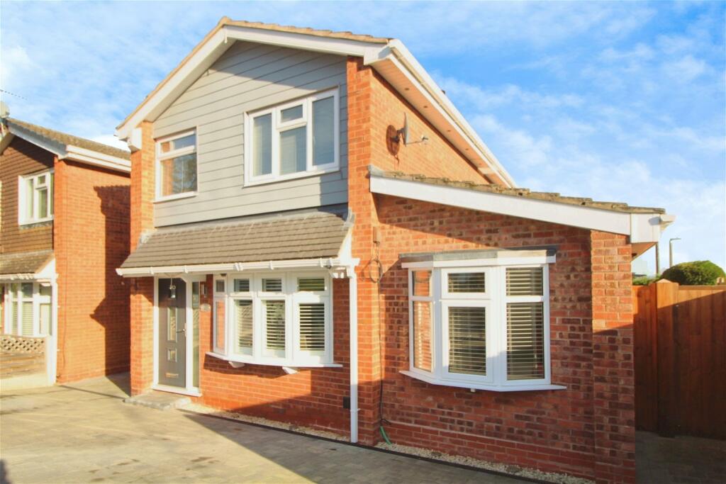 4 bedroom detached house for sale in Whitburn Close, off Pineridge