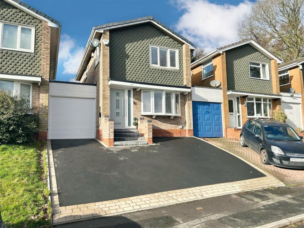 3 bedroom detached house for sale in Chancery Drive, Hednesford