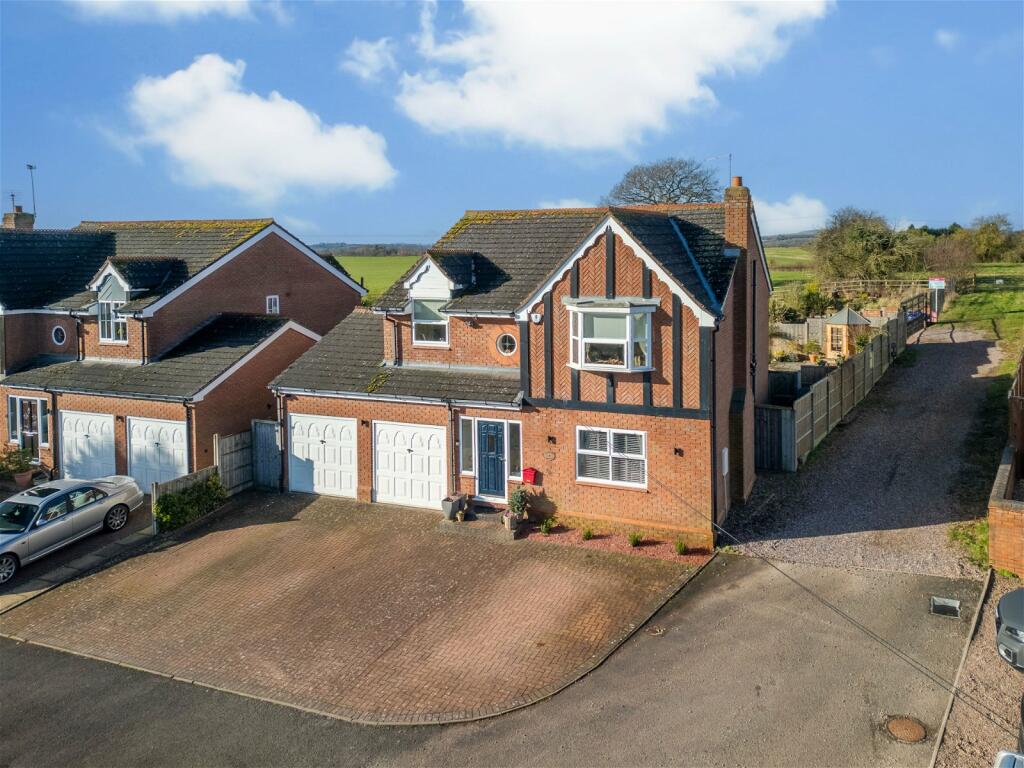 4 bedroom detached house for sale in Hillview House, Kidderminster RToad, Cutnall Green