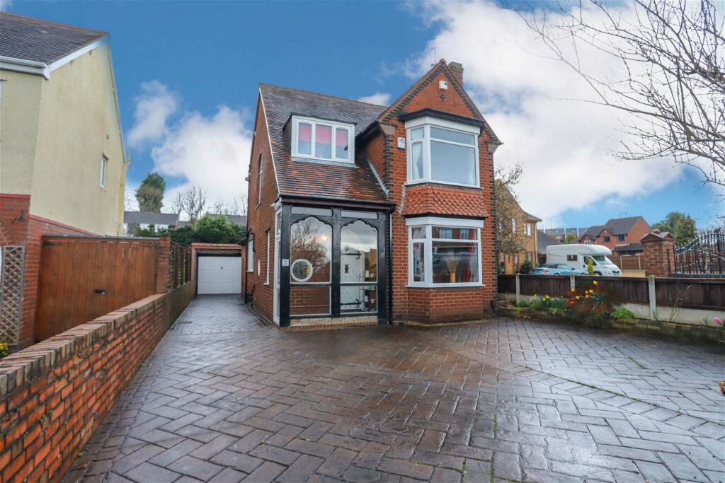 3 bedroom detached house for sale in Park Road, Quarry Bank, Brierley