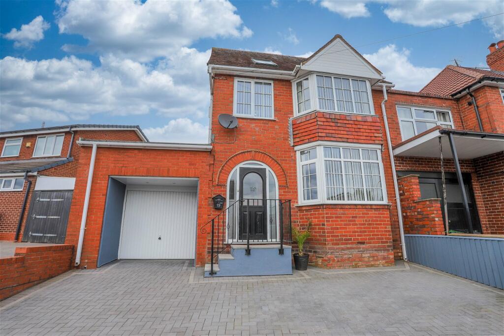 3 bedroom link detached house for sale in Bell End, Rowley Regis, B65 9LX, B65