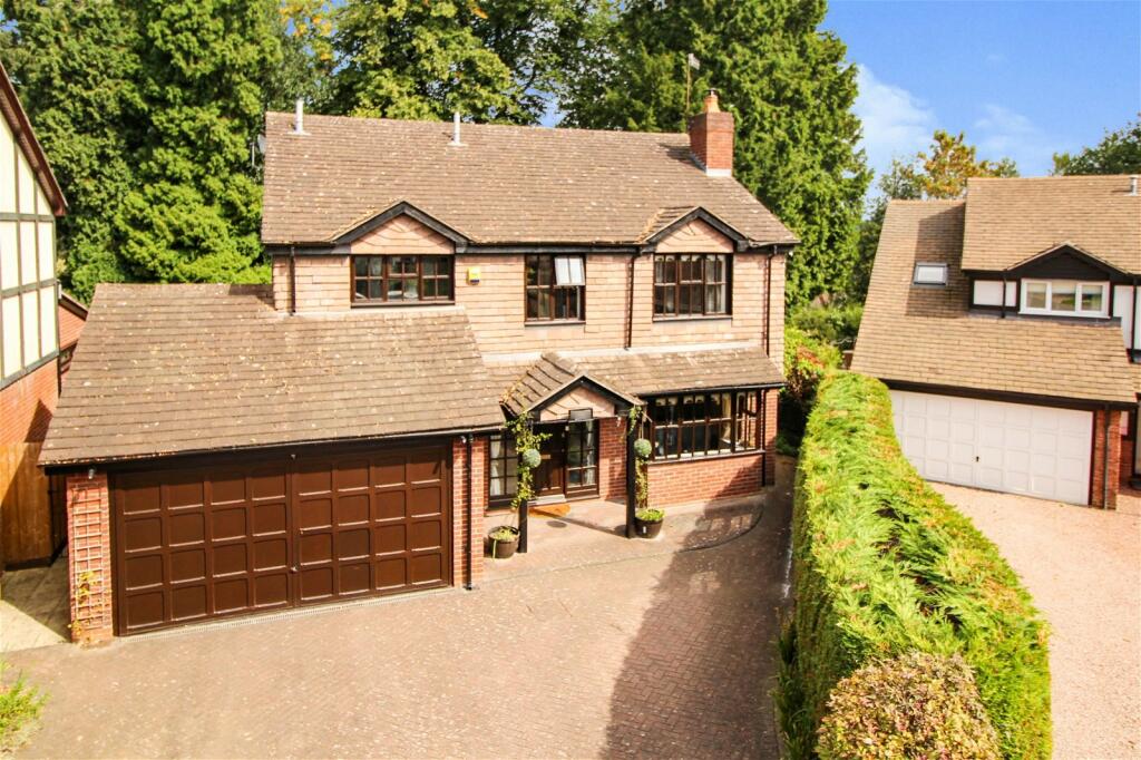 4 bedroom detached house for sale in Oak Grove, Kidderminster, DY10 3AL