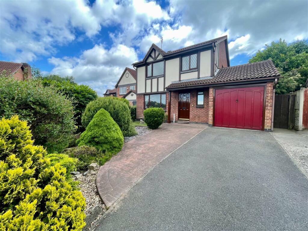 4 bedroom detached house for sale in Wye Dale, Church Gresley, Swadlincote, DE11 9RQ, DE11