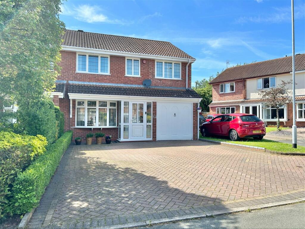 5 bedroom detached house for sale in Grove, Featherstone