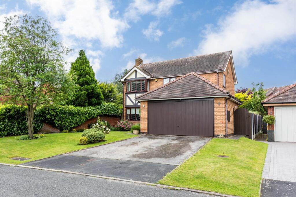 4 bedroom detached house for sale in Oakwood Close, Shenstone, WS14