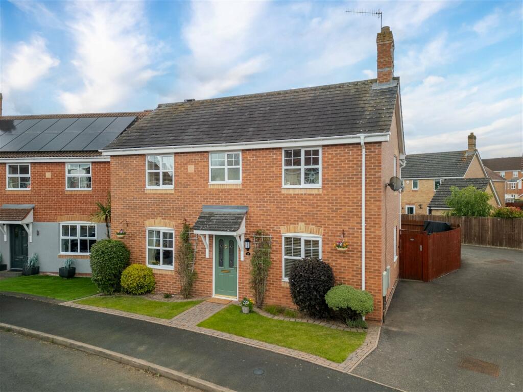 4 bedroom detached house for sale in Vale Grove, Breme Park, Bromsgrove