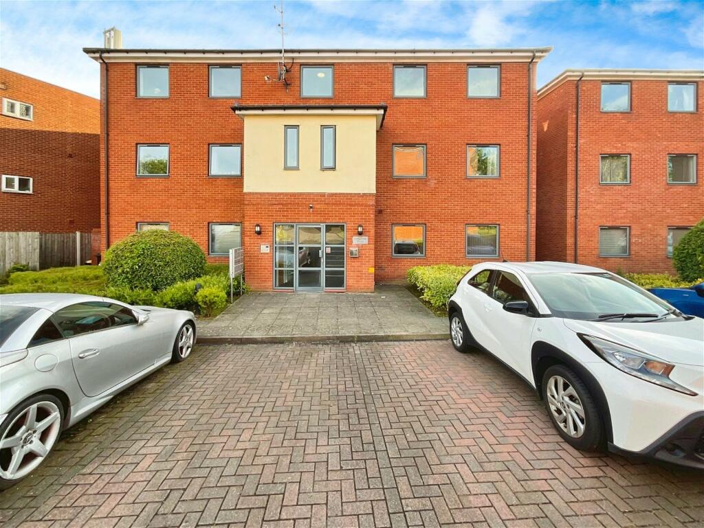 2 bedroom ground floor flat for sale in High Street, Amblecote