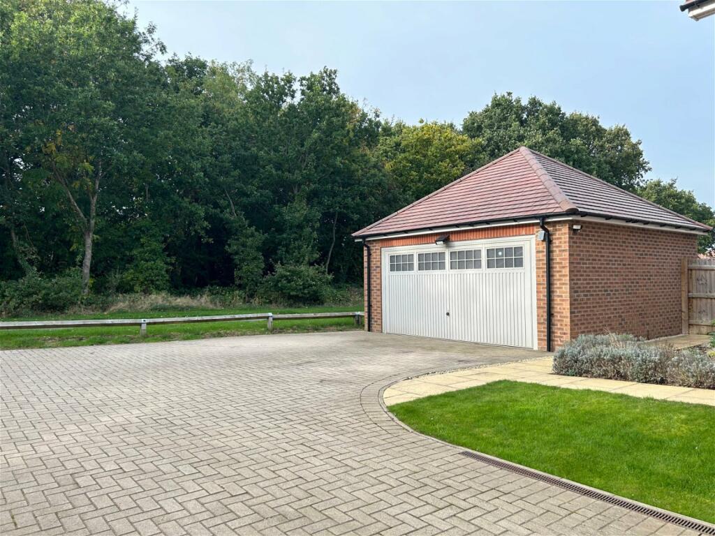 Additional property image - Broomyshaw Close, Tamworth, B77 4FQ