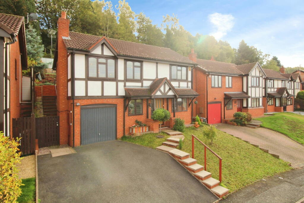 3 bedroom detached house for sale in Rhuddlan Way, Forest Gate