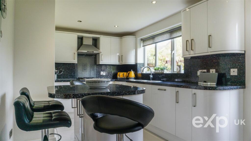 4 bedroom detached house for sale in Cavendish Avenue, Pontefract, WF8