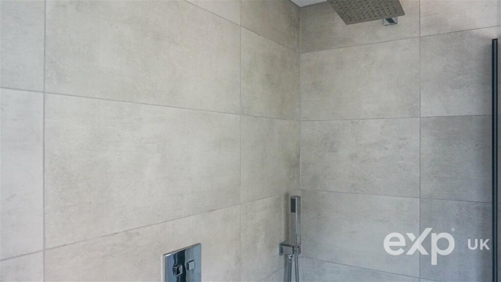 4 bedroom detached house for sale in Cavendish Avenue, Pontefract, WF8