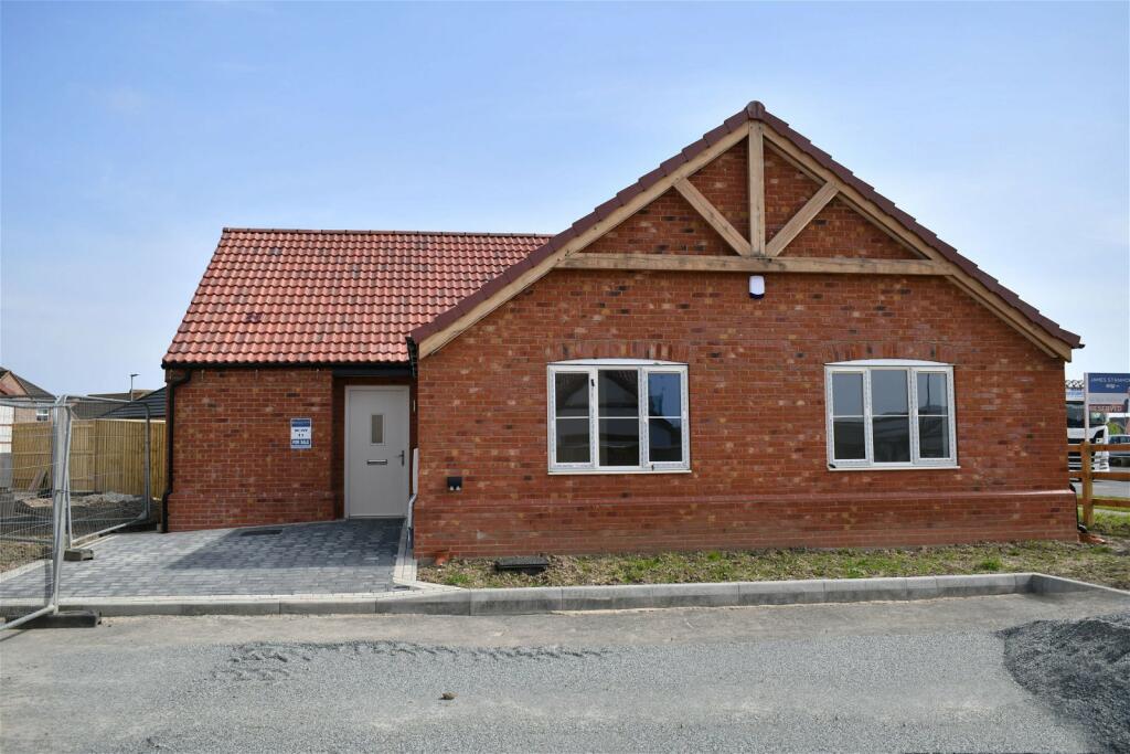 3 bedroom detached bungalow for sale in Kendall Meadows, Scartho Top