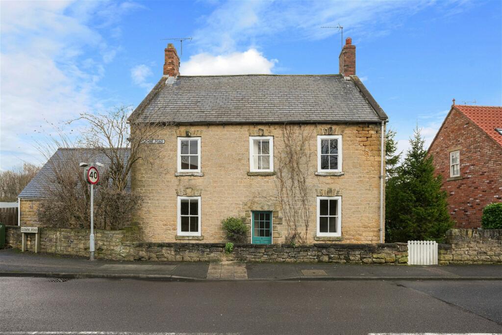 5 bedroom detached house for sale in Clowne Road, Barlborough