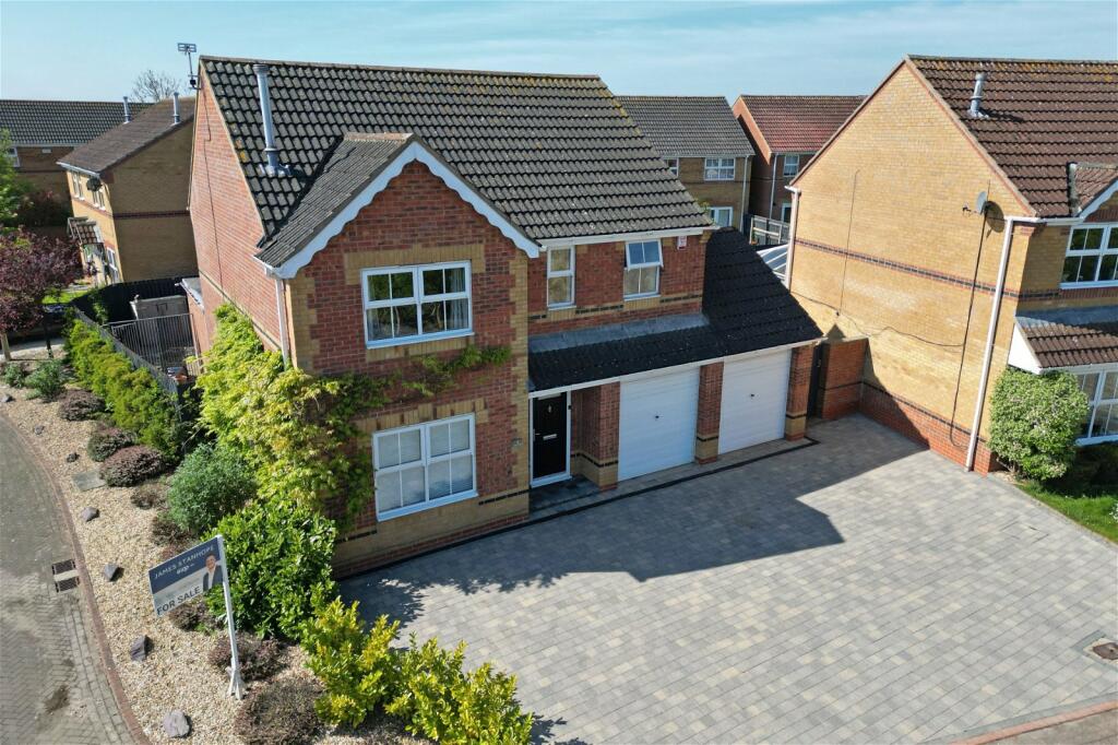 4 bedroom detached house for sale in Walsh Gardens, Scartho Top