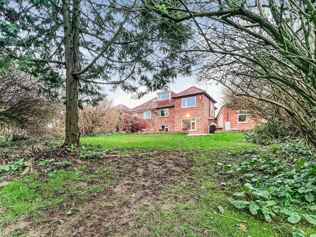 3 bedroom semidetached house for sale in Parkside Close, Cottingham