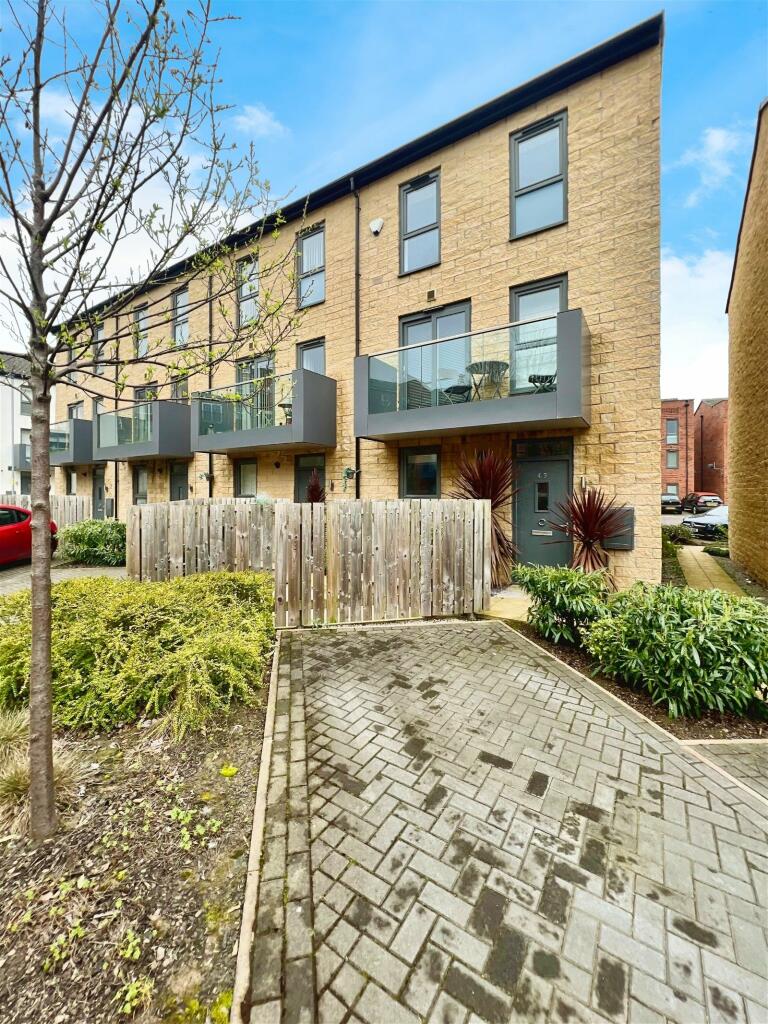 2 bedroom town house for sale in Carnforth Avenue, Wakefield, WF1 2GE, WF1