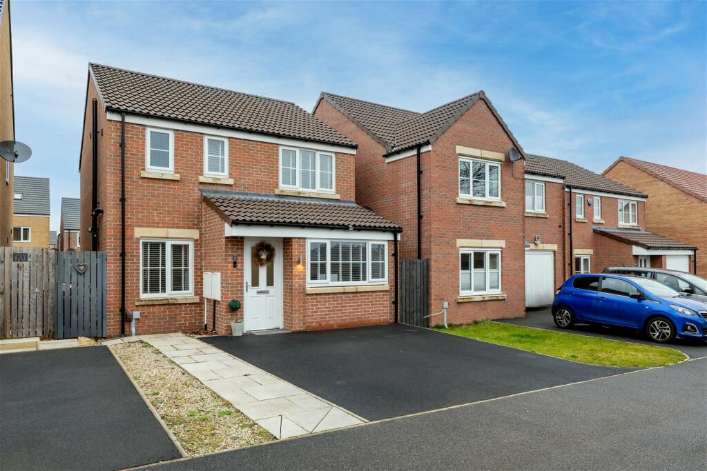 3 bedroom detached house for sale in Lime Tree Close, Castleford WF10