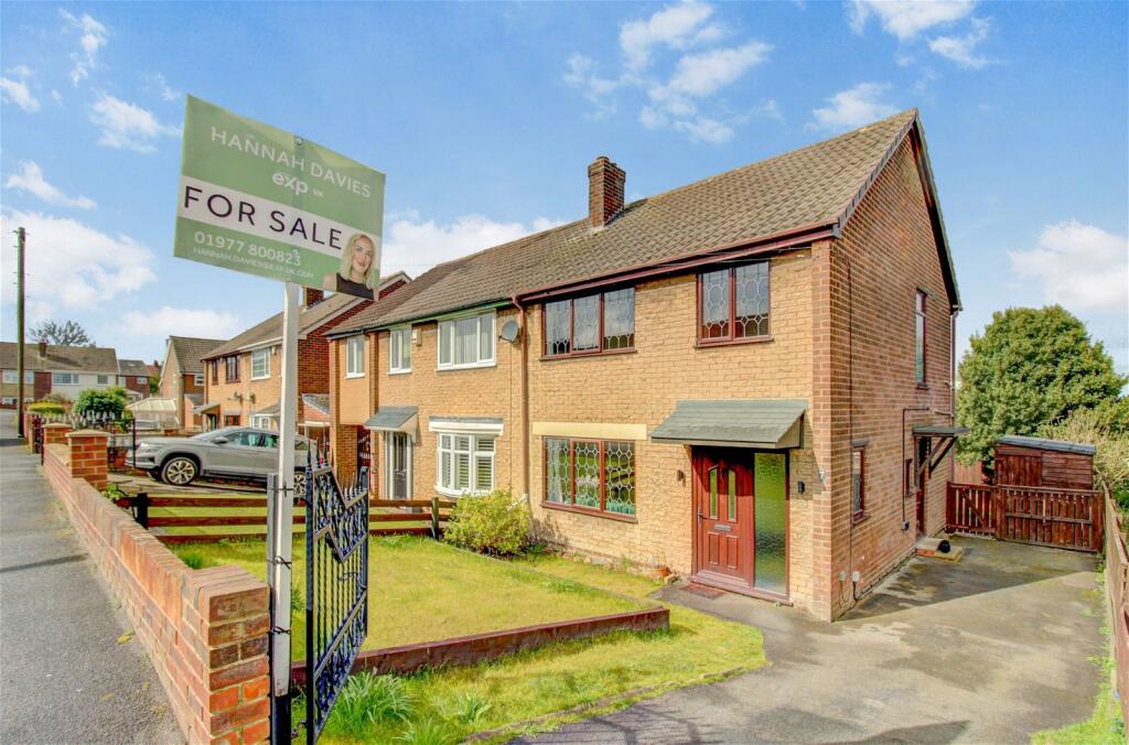 3 bedroom semidetached house for sale in Fieldhead Close, Pontefract, WF8