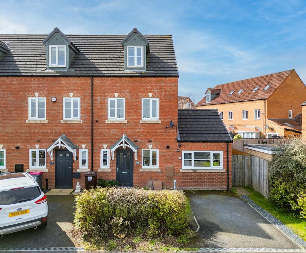 3 bedroom town house for sale in Hatfield Grove, Dinnington, Sheffield, S25 3AE, S25