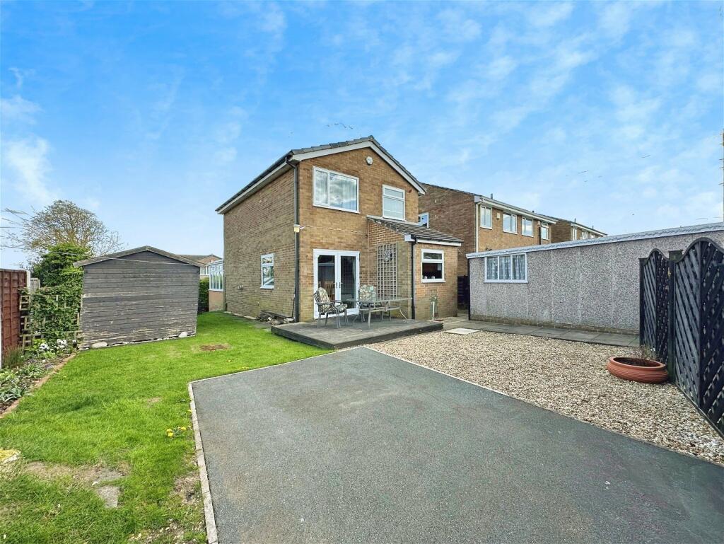 3 bedroom detached house for sale in Foxcroft Drive, Brighouse, HD6