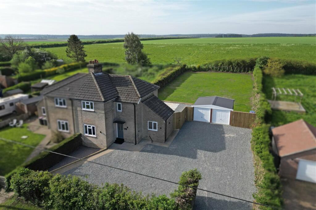 3 bedroom semidetached house for sale in Brickyard, Limber, Grimsby