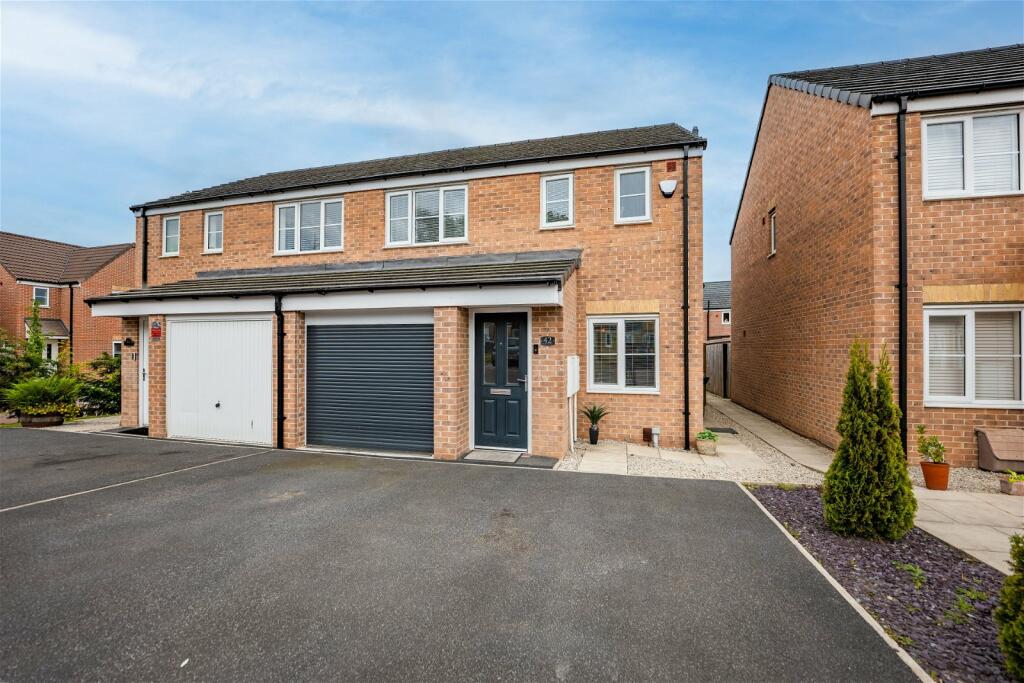 3 bedroom semidetached house for sale in Friarwood Avenue, Pontefract, WF8