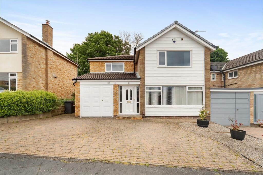 4 bedroom link detached house for sale in West End Drive, Horsforth