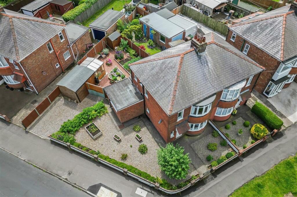 3 bedroom semidetached house for sale in Queensgate, Bridlington, YO16