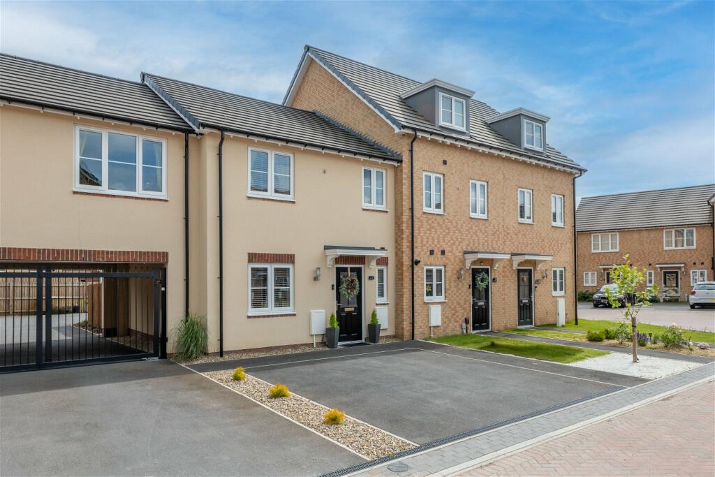 3 bedroom town house for sale in Waterside Crescent, Castleford, WF10