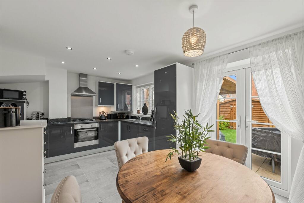 3 bedroom town house for sale in Waterside Crescent, Castleford, WF10