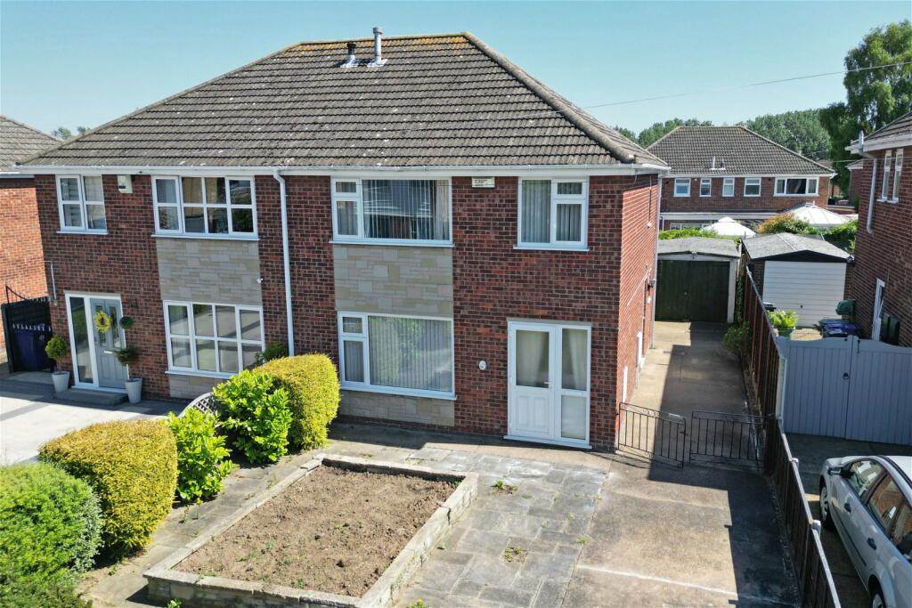 3 bedroom semidetached house for sale in Greyfriars, Grimsby, DN37 9QT