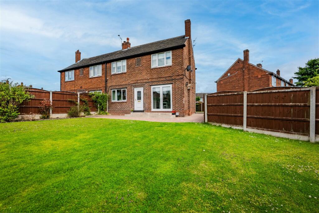 3 bedroom semidetached house for sale in Crest Drive, Pontefract, WF8